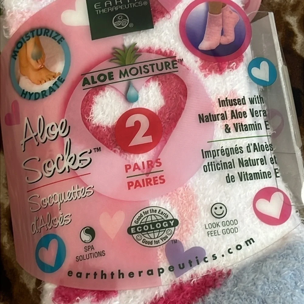 Brand New Earth Therapeutics 2 Pairs of Aloe Socks Moisturizing Pink Hearts